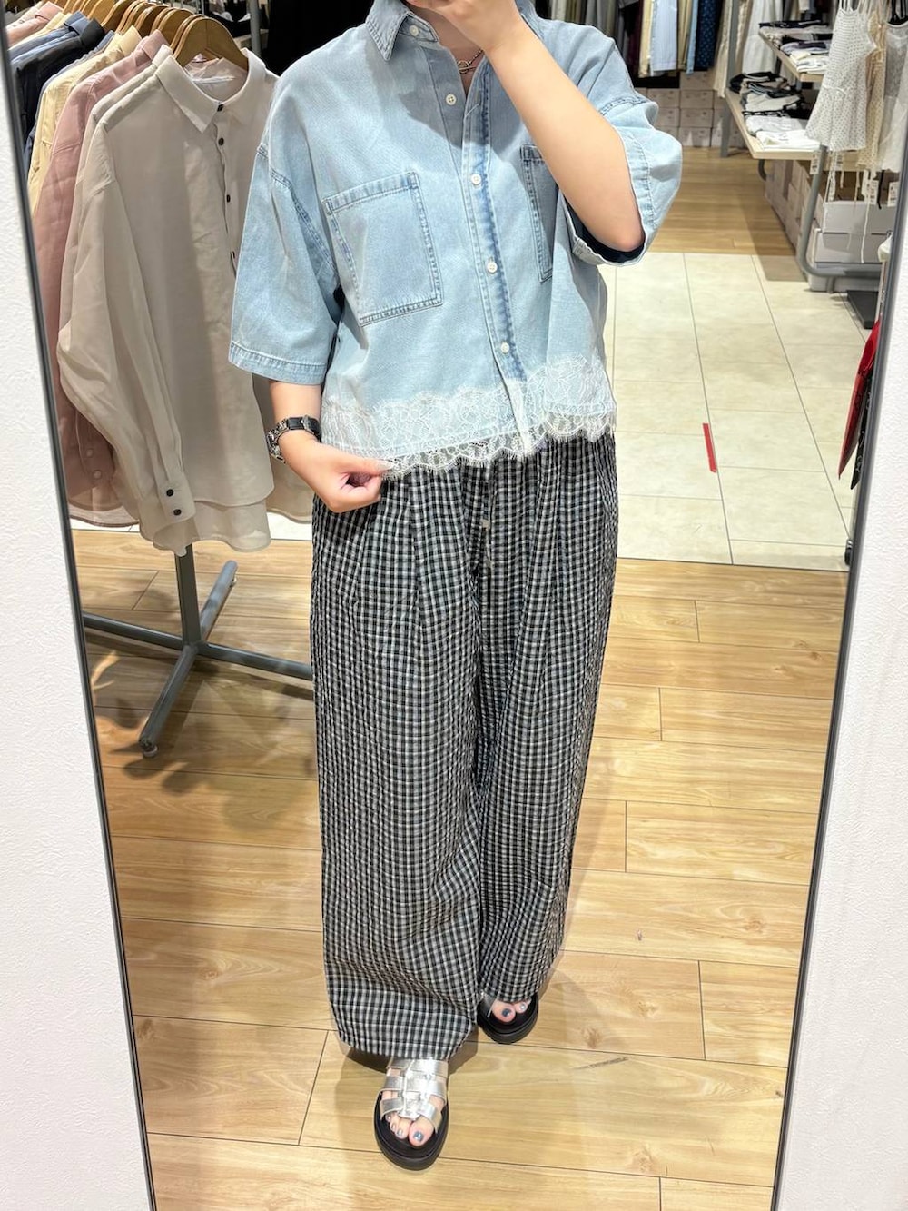 シルバー系のサンダル、ブラック系のその他パンツ、ブルー系のシャツ/ブラウスを着用したレディースの春コーディネートの3枚目の写真