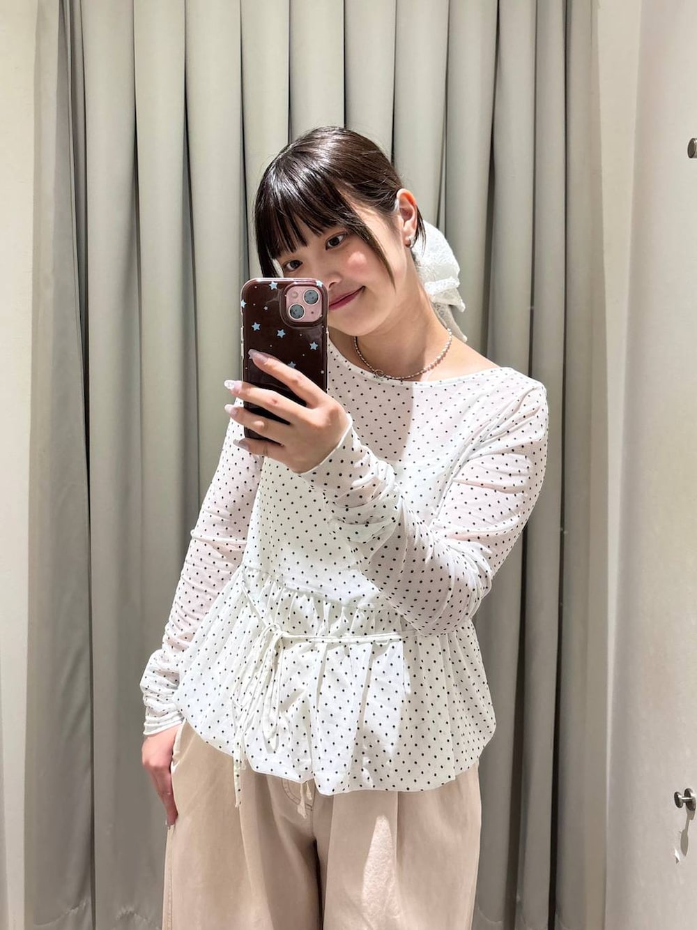 ピンク系のデニムパンツ、ブラウン系のローファー、ホワイト系のTシャツ/カットソーを着用したレディースの春コーディネートの2枚目の写真
