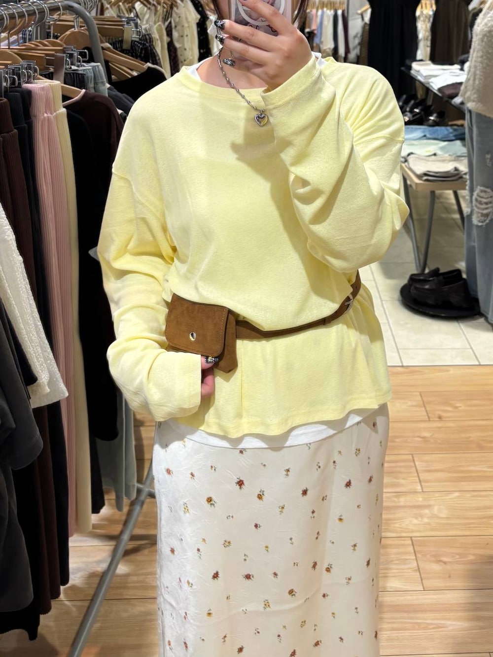 ホワイト系のスカート、ホワイト系のTシャツ/カットソー、イエロー系のTシャツ/カットソーを着用したレディースの秋コーディネートの2枚目の写真