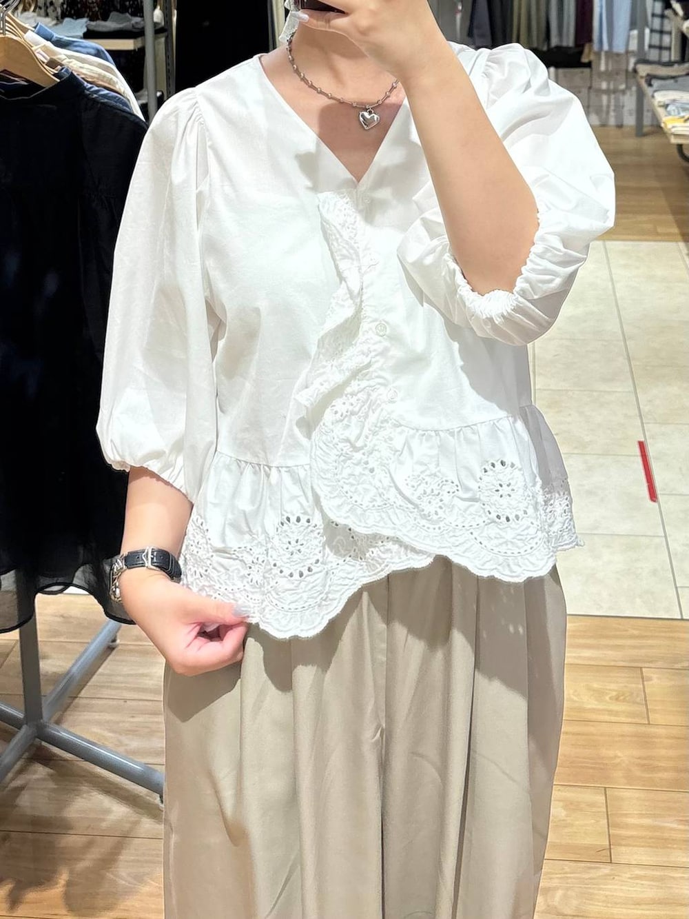 ベージュ系のその他パンツ、ブラック系のサンダル、ホワイト系のシャツ/ブラウスを着用したレディースの夏コーディネートの2枚目の写真