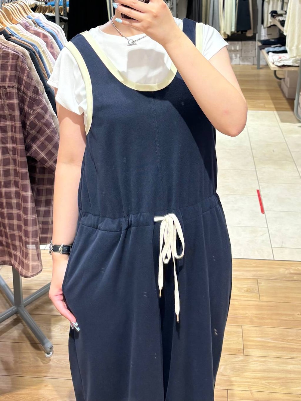 ホワイト系のTシャツ/カットソー、ホワイト系のサンダル、ブルー系のサロペット/オーバーオールを着用したレディースの夏コーディネートの2枚目の写真