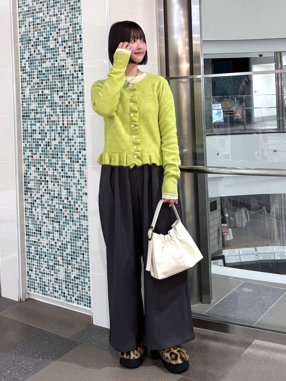 その他のサンダル、グレー系のその他パンツ、イエロー系のニット/セーターを着用したレディースの冬コーディネートの2枚目の写真