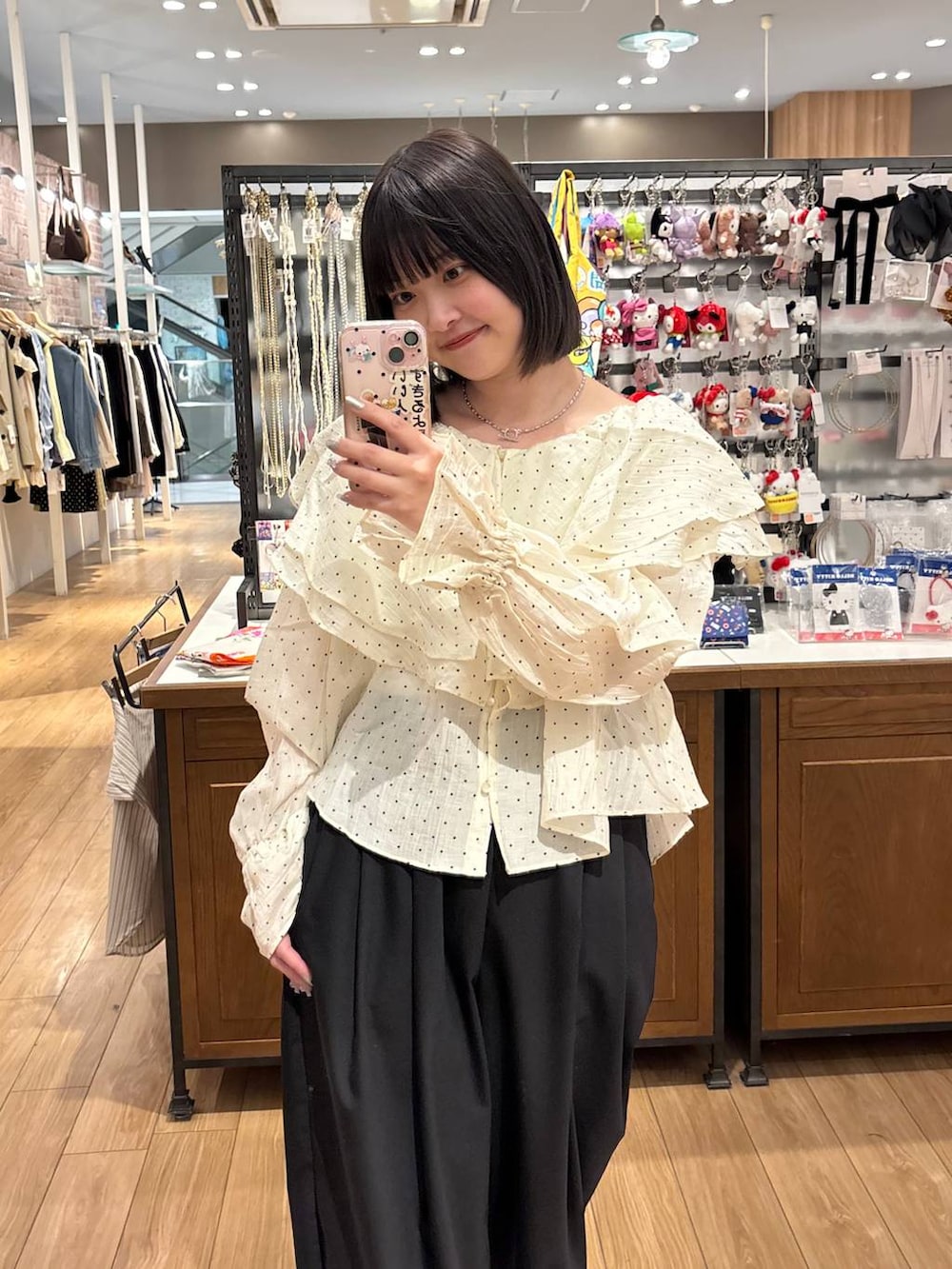 ブラック系のその他パンツ、ブラウン系のローファーを着用したレディースの春コーディネートの2枚目の写真