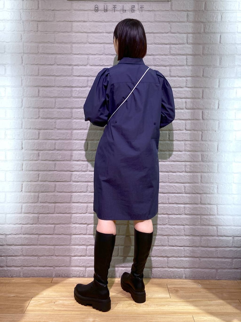 ブルー系のシャツ/ブラウス、ブラック系のその他パンツ、ブラック系のブーツを着用したレディースの秋コーディネートの3枚目の写真