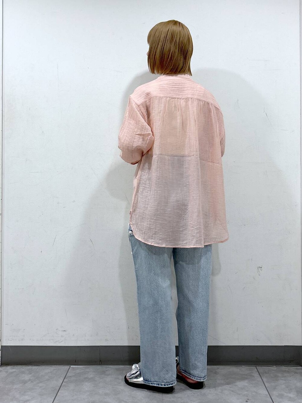 シルバー系のサンダル、ホワイト系のタンクトップ、シルバー系のショルダーバッグを着用したレディースの夏コーディネートの3枚目の写真