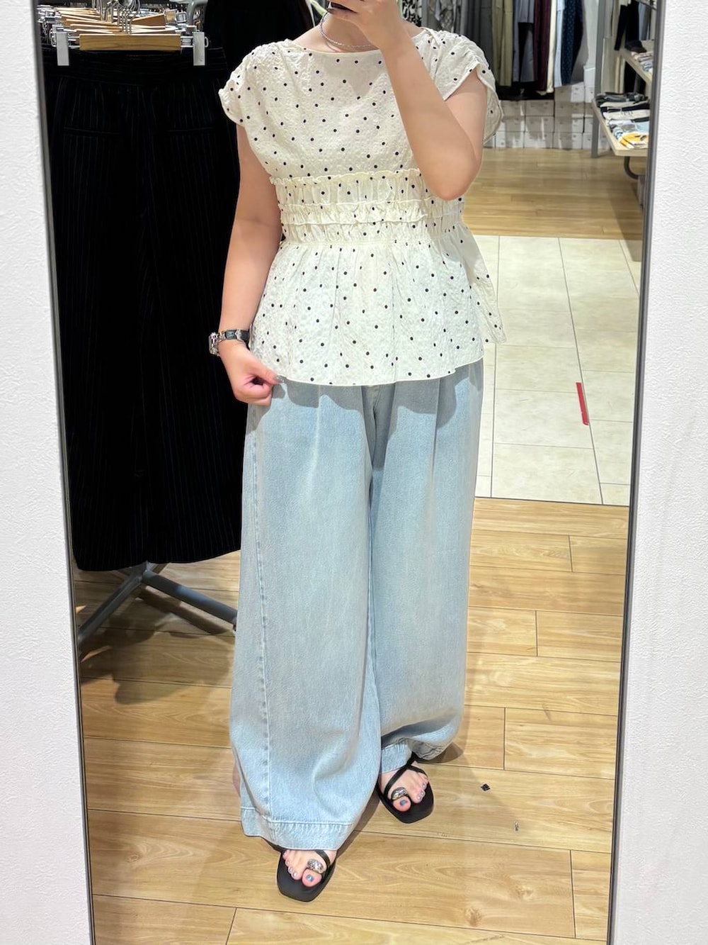 ブルー系のデニムパンツ、ブラック系のサンダル、その他のシャツ/ブラウスを着用したレディースの夏コーディネートの3枚目の写真