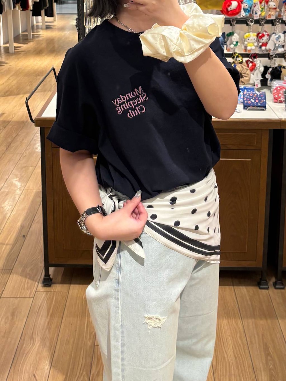 ブルー系のデニムパンツ、ブラック系のパンプス、ブルー系のTシャツ/カットソーを着用したレディースの春コーディネートの2枚目の写真