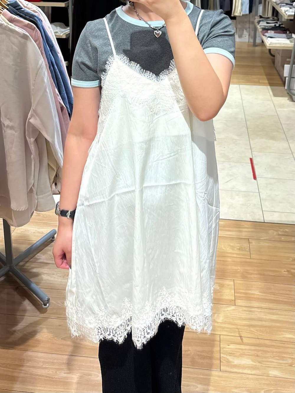 シルバー系のサンダル、グレー系のTシャツ/カットソー、ブラック系のその他パンツを着用したレディースの春コーディネートの2枚目の写真