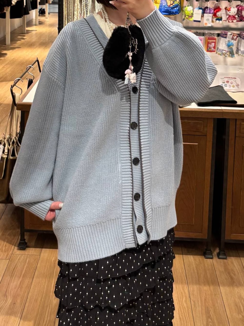 ブルー系のカーディガン/ボレロ、その他のスカート、ブラック系のローファーを着用したレディースの冬コーディネートの2枚目の写真