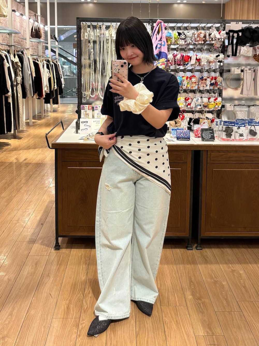 ブルー系のデニムパンツ、ブラック系のパンプス、ブルー系のTシャツ/カットソーを着用したレディースの春コーディネートの3枚目の写真