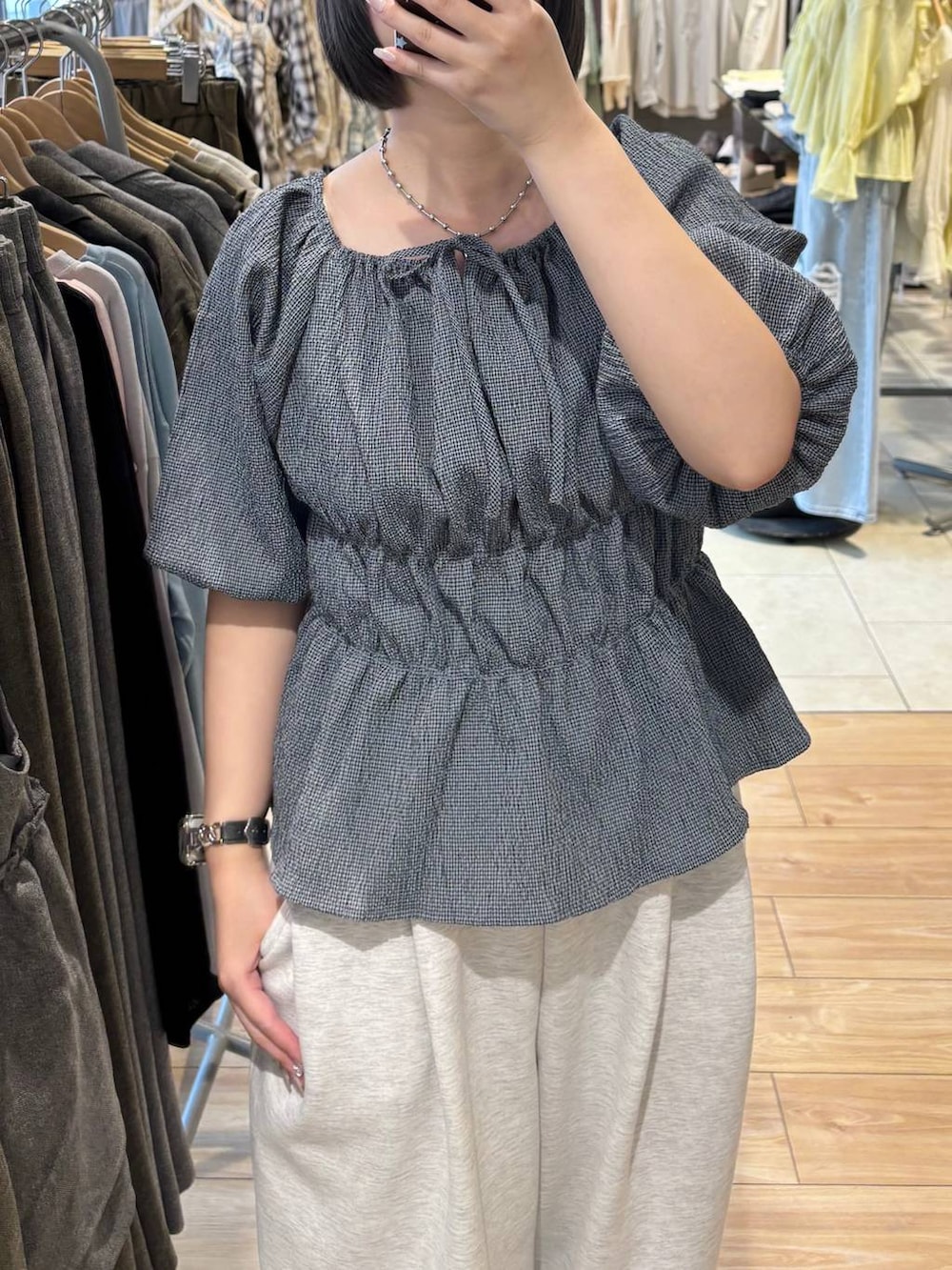 グレー系のスウェットパンツ、ブラック系のパンプス、グレー系のシャツ/ブラウスを着用したレディースの春コーディネートの2枚目の写真