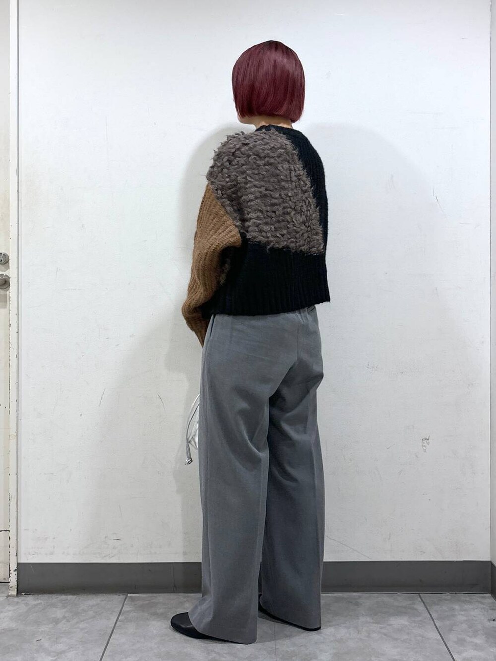 ブラック系のブーツ、グレー系のその他パンツ、ブラック系のニット/セーターを着用したレディースの秋コーディネートの3枚目の写真