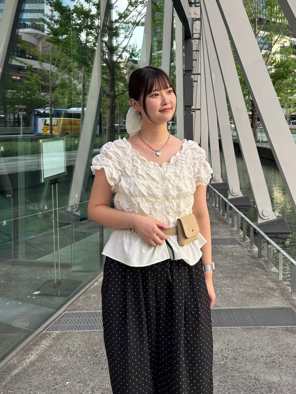 ホワイト系のシャツ/ブラウス、ブラック系のサンダル、ホワイト系のその他パンツを着用したレディースの夏コーディネートの2枚目の写真