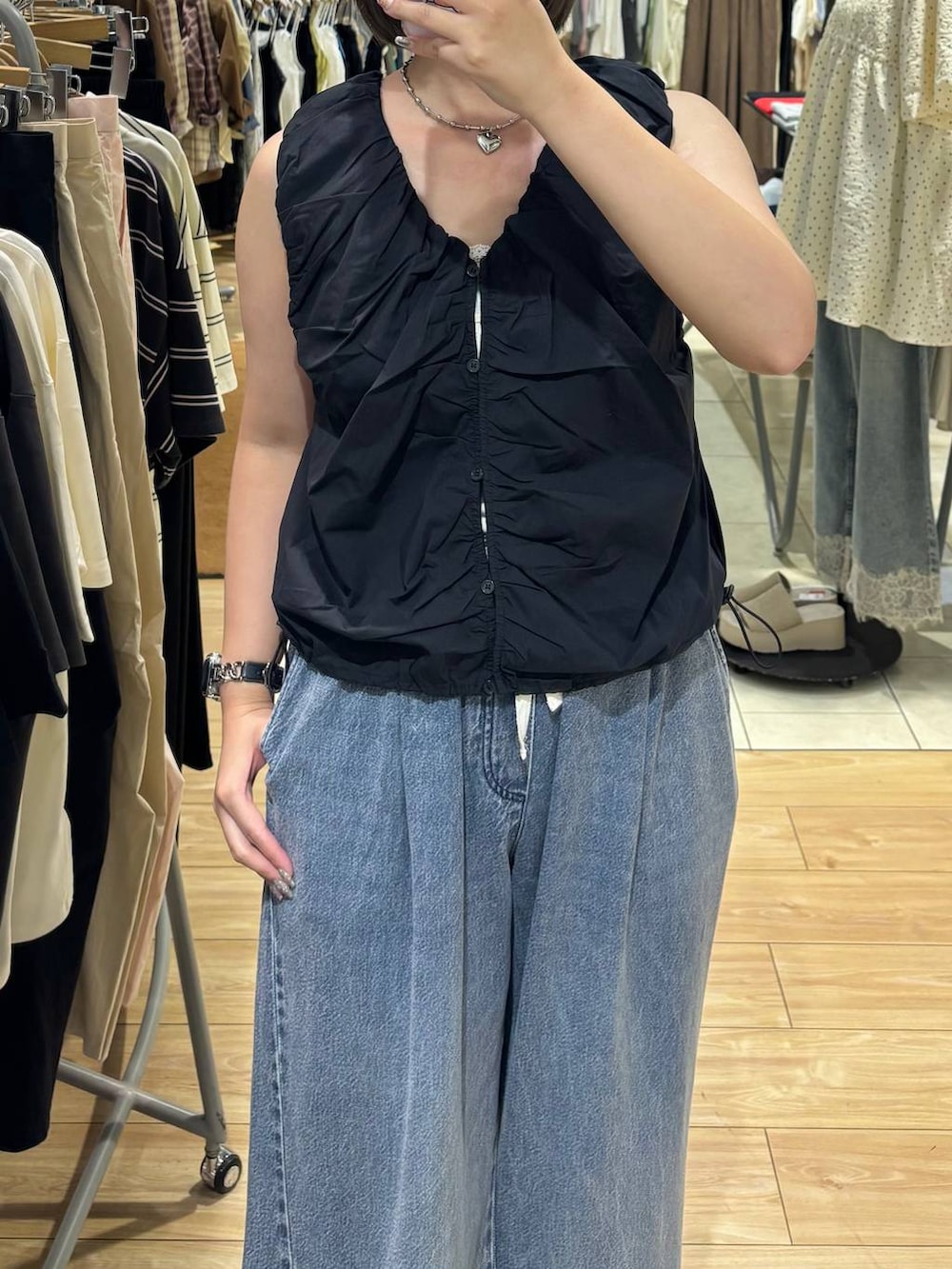ブラック系のシャツ/ブラウス、ブルー系のデニムパンツ、ホワイト系のサンダルを着用したレディースの夏コーディネートの2枚目の写真