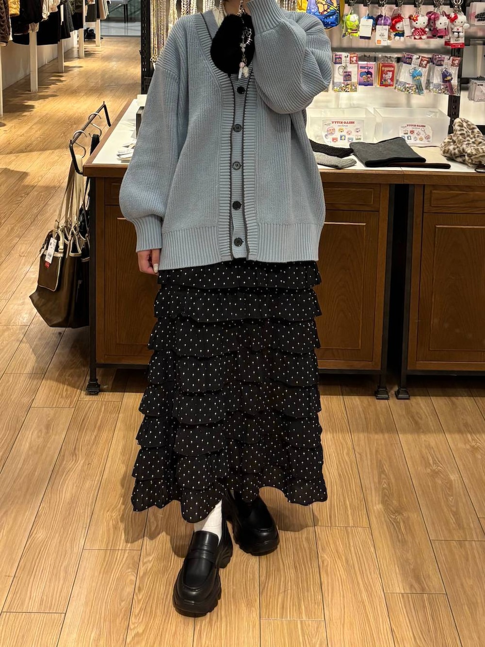 ブルー系のカーディガン/ボレロ、その他のスカート、ブラック系のローファーを着用したレディースの冬コーディネートの3枚目の写真