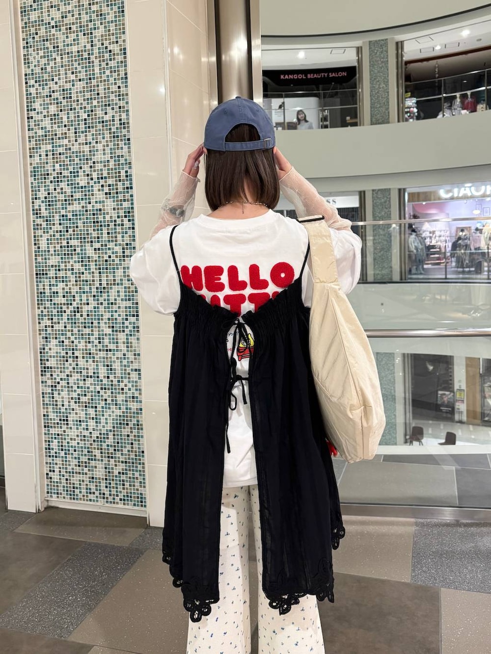 ホワイト系のその他パンツ、ブラック系のワンピース、ホワイト系のショルダーバッグを着用したレディースの春コーディネートの4枚目の写真