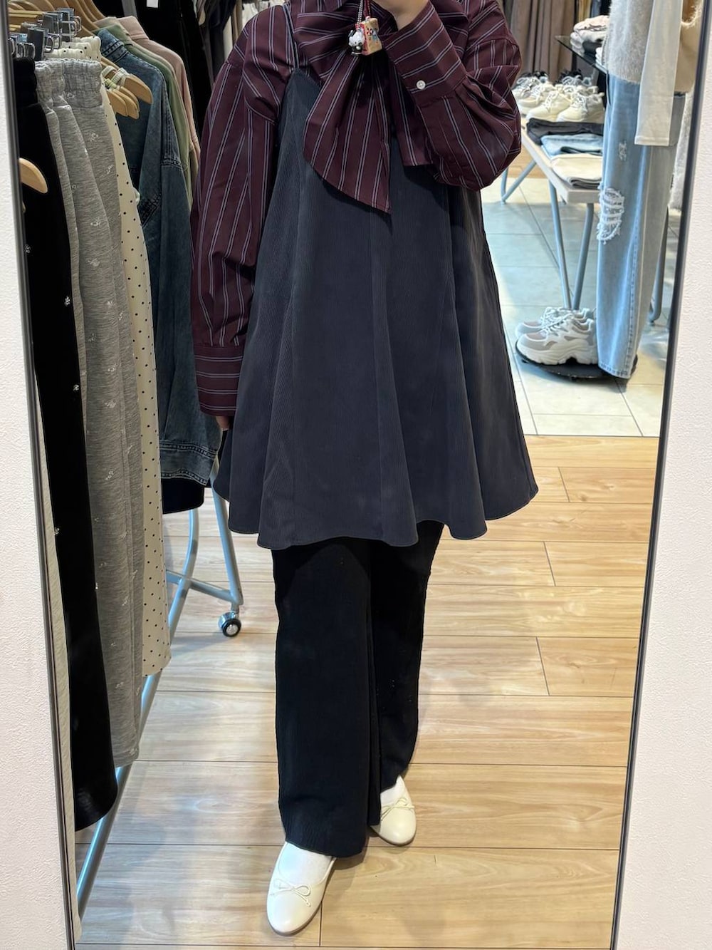 グレー系のスカート、ブラック系のその他パンツ、レッド系のシャツ/ブラウスを着用したレディースの秋コーディネートの3枚目の写真
