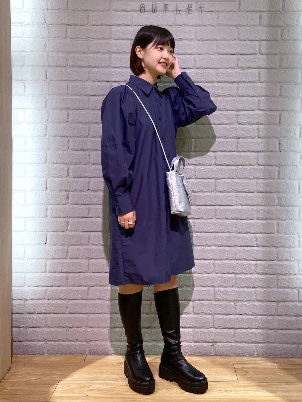 ブルー系のシャツ/ブラウス、ブラック系のその他パンツ、ブラック系のブーツを着用したレディースの秋コーディネートの2枚目の写真