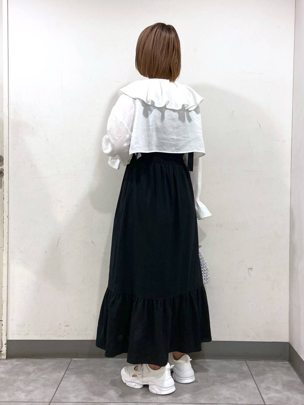 ホワイト系のサンダル、ブルー系のタンクトップ、ホワイト系のシャツ/ブラウスを着用したレディースの春コーディネートの3枚目の写真