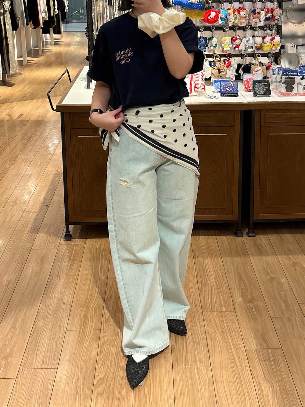 ブルー系のデニムパンツ、ブラック系のパンプス、ブルー系のTシャツ/カットソーを着用したレディースの春コーディネートの4枚目の写真