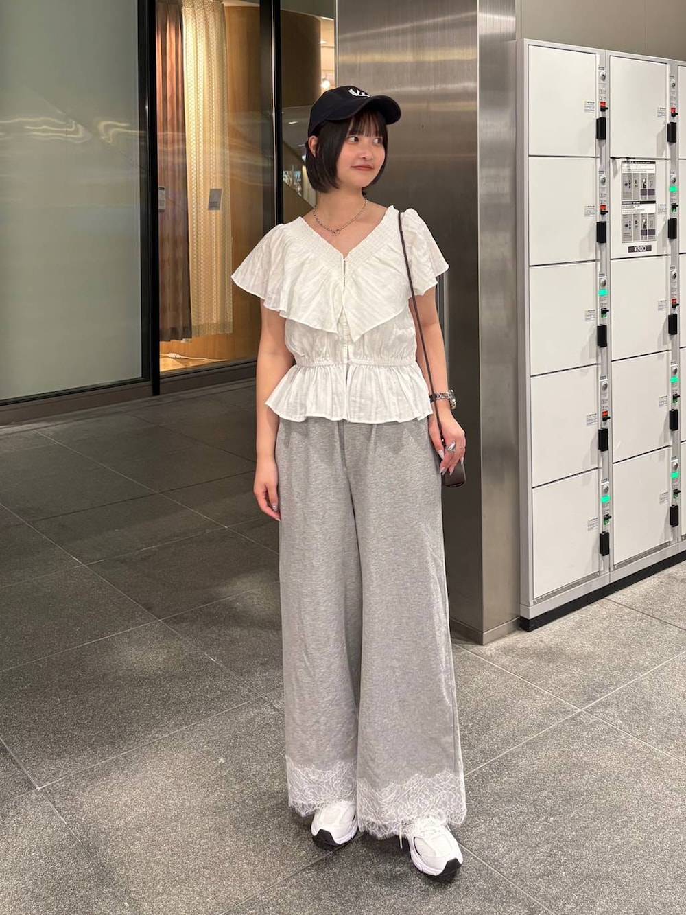 ホワイト系のシャツ/ブラウス、グレー系のスウェットパンツを着用したレディースの春コーディネートの2枚目の写真