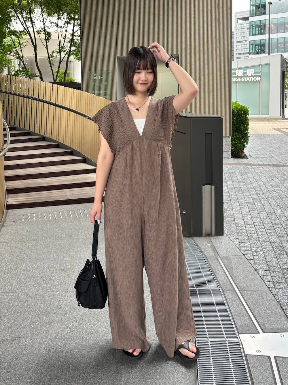 ベージュ系のサロペット/オーバーオールを着用したレディースの夏コーディネートの2枚目の写真