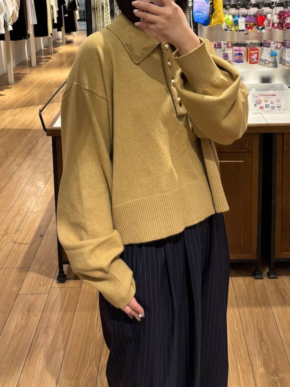 ブルー系のその他パンツ、ブラック系のローファー、イエロー系のニット/セーターを着用したレディースの冬コーディネートの2枚目の写真