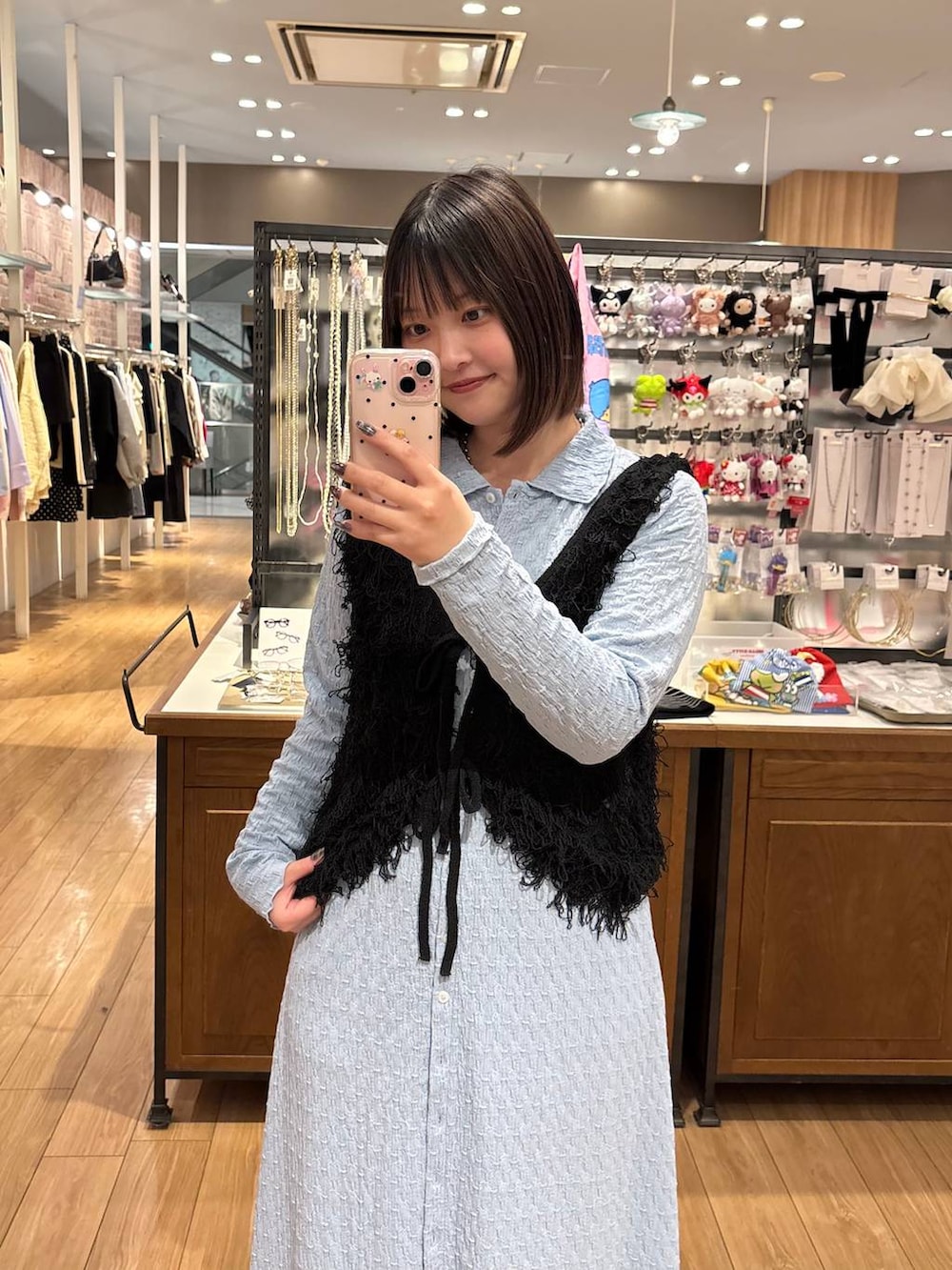 ブラック系のパンプス、ホワイト系のその他パンツ、ブルー系のワンピースを着用したレディースの春コーディネートの2枚目の写真