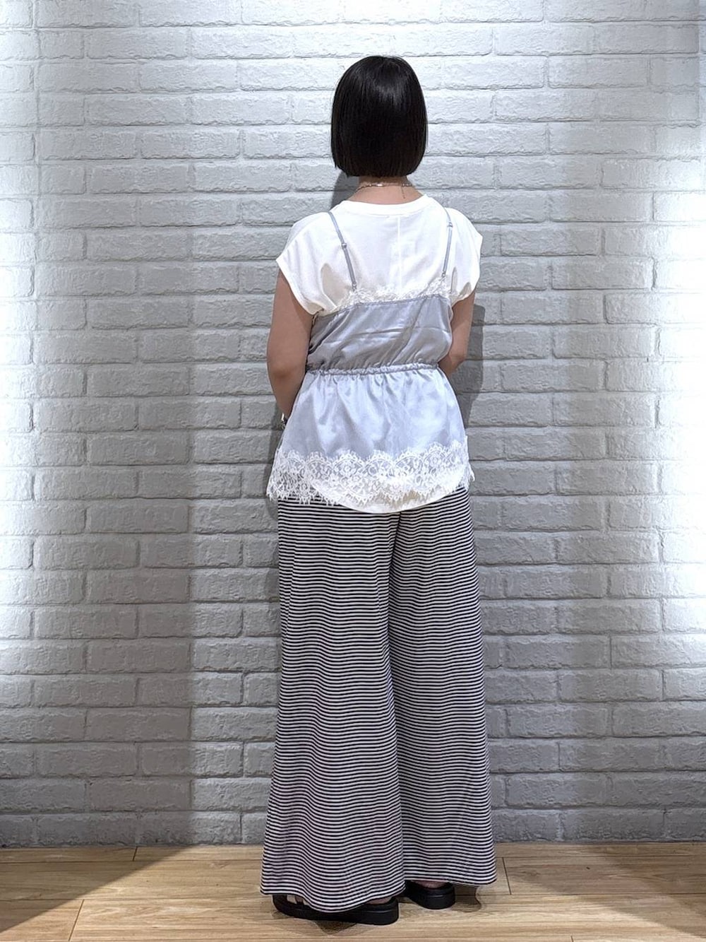 ホワイト系のTシャツ/カットソー、ブルー系のキャミソール、ホワイト系のその他パンツを着用したレディースの夏コーディネートの3枚目の写真