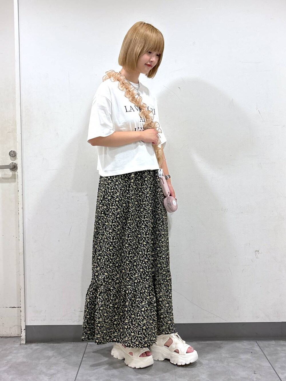 ホワイト系のサンダル、その他のワンピース、ホワイト系のTシャツ/カットソーを着用したレディースの夏コーディネートの2枚目の写真