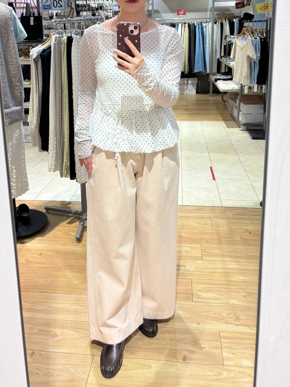 ピンク系のデニムパンツ、ブラウン系のローファー、ホワイト系のTシャツ/カットソーを着用したレディースの春コーディネートの3枚目の写真
