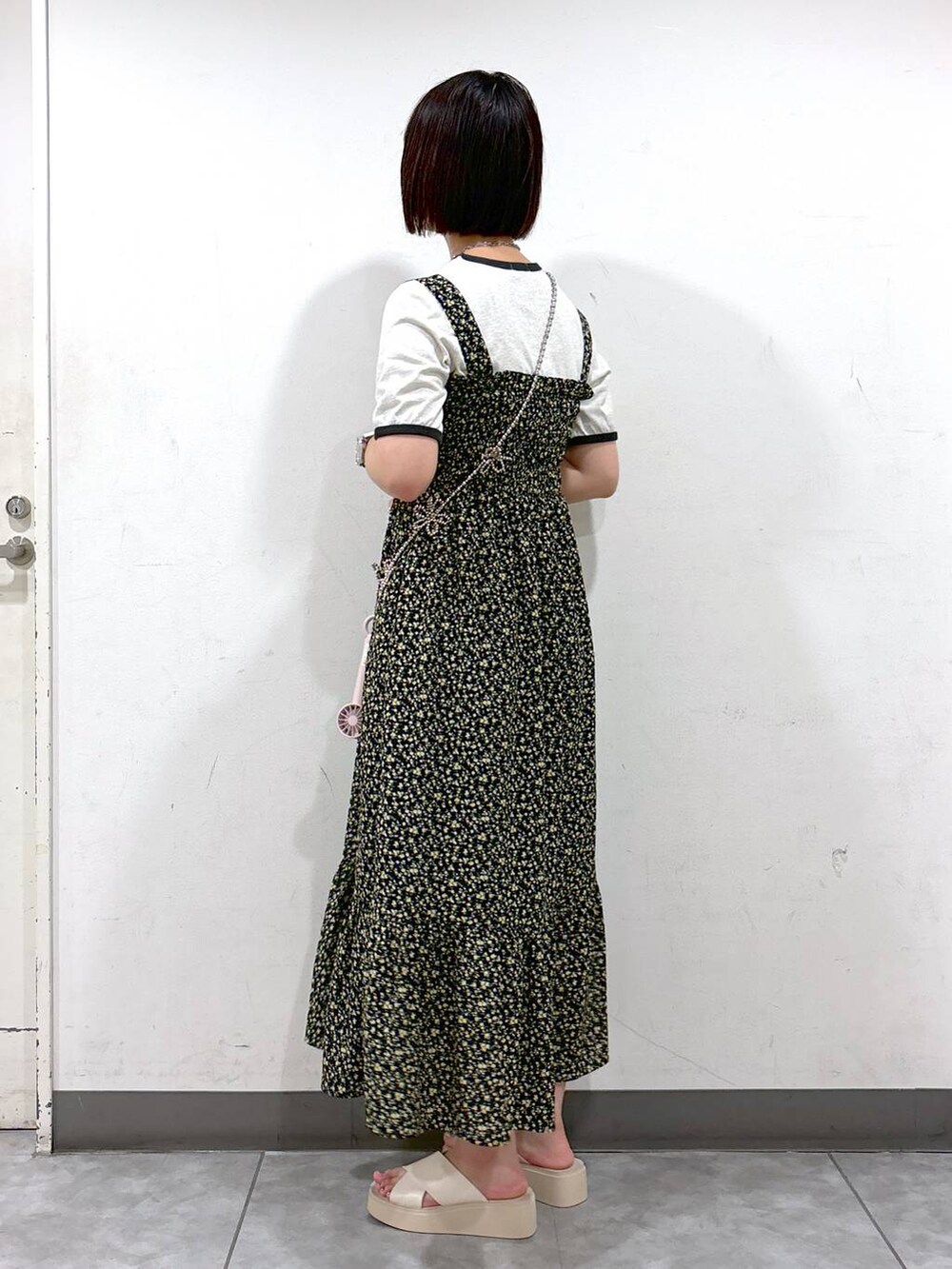 その他のワンピース、ホワイト系のサンダル、ブラック系のTシャツ/カットソーを着用したレディースの夏コーディネートの3枚目の写真