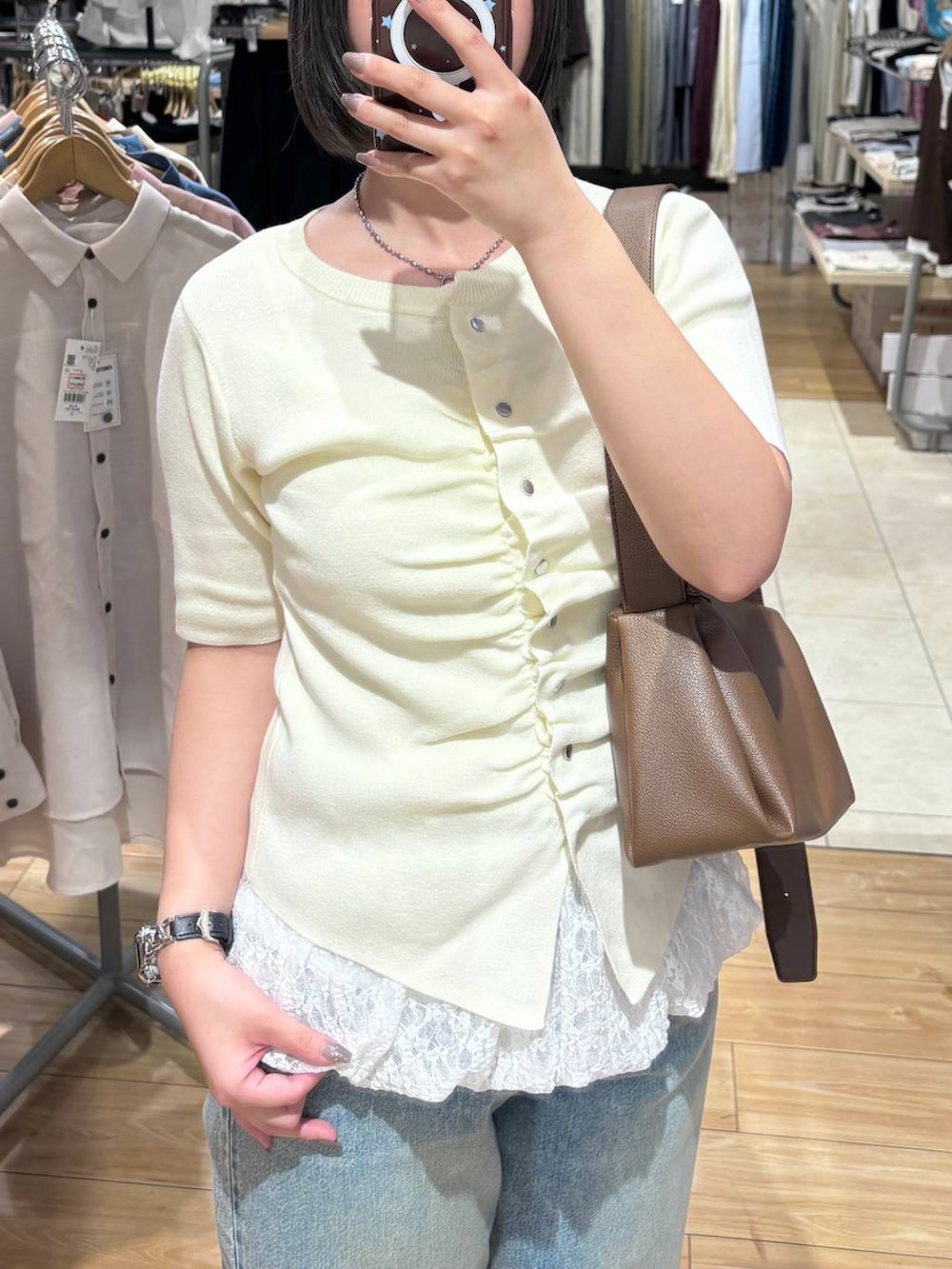 ブルー系のデニムパンツ、ブラック系のサンダル、ブラウン系のショルダーバッグを着用したレディースの夏コーディネートの2枚目の写真