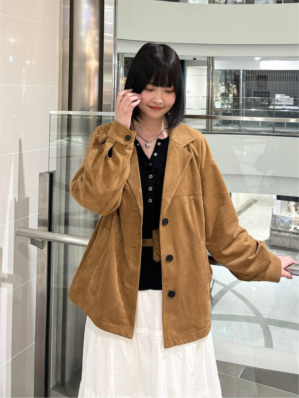 ブラウン系のテーラードジャケット、ホワイト系のその他パンツ、ホワイト系のスカートを着用したレディースの春コーディネートの2枚目の写真