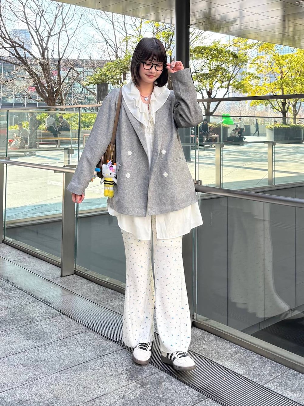 グレー系のテーラードジャケット、ホワイト系のシャツ/ブラウス、ホワイト系のその他パンツを着用したレディースの春コーディネートの3枚目の写真