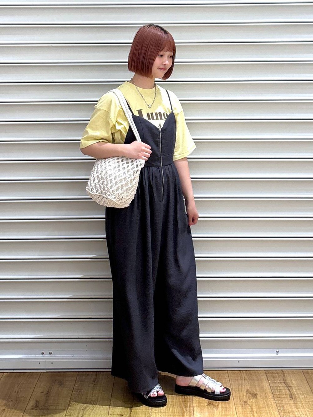 シルバー系のサンダル、ホワイト系のトートバッグ、グレー系のサロペット/オーバーオールを着用したレディースの春コーディネートの2枚目の写真