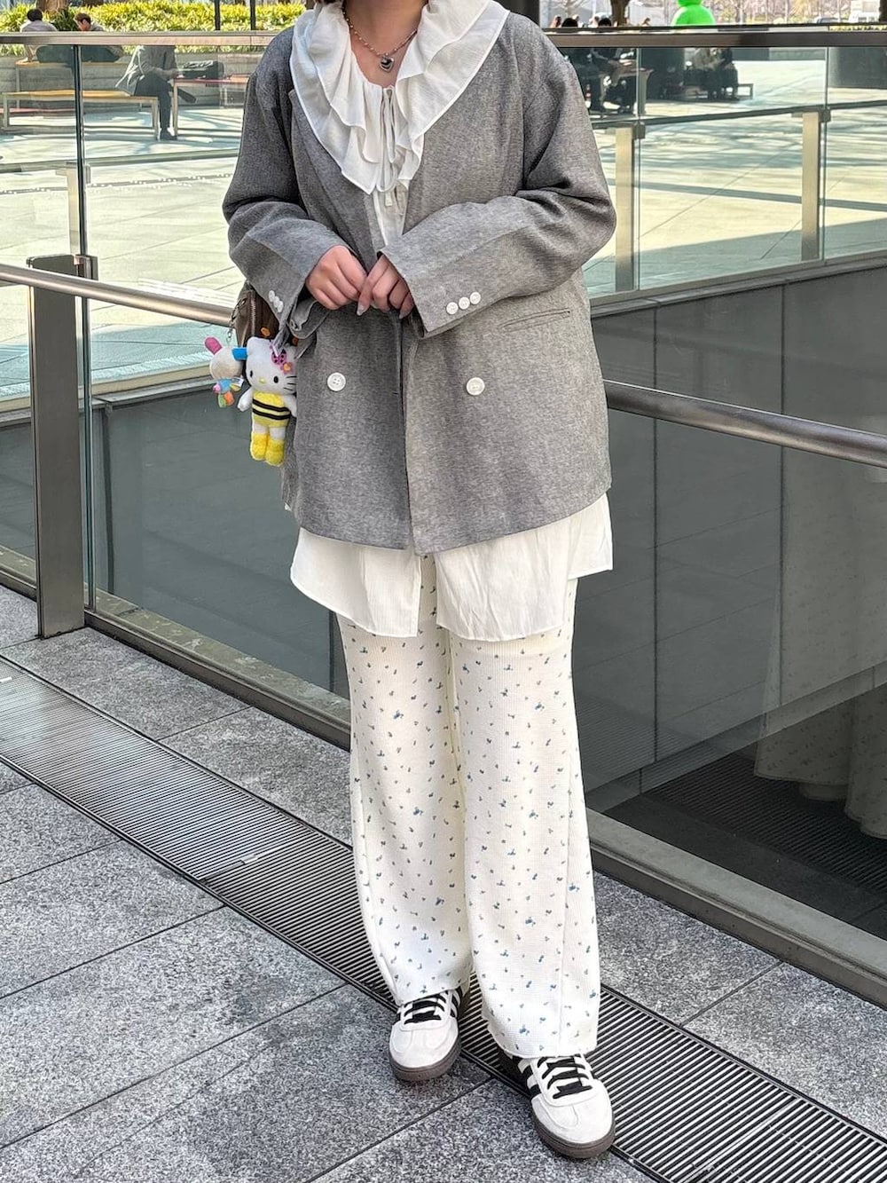 グレー系のテーラードジャケット、ホワイト系のシャツ/ブラウス、ホワイト系のその他パンツを着用したレディースの春コーディネートの2枚目の写真