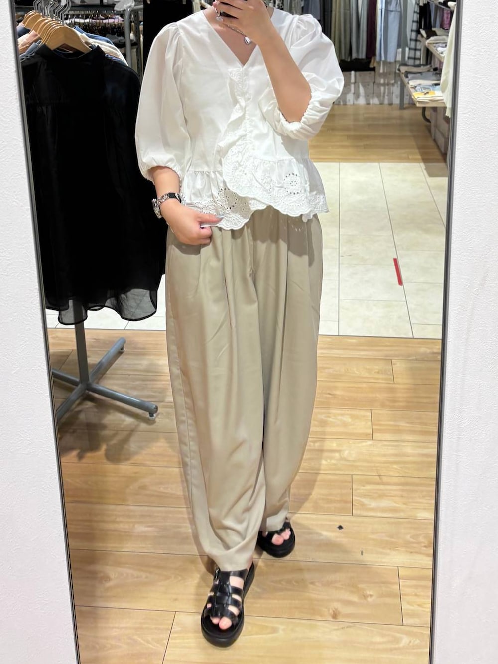 ベージュ系のその他パンツ、ブラック系のサンダル、ホワイト系のシャツ/ブラウスを着用したレディースの夏コーディネートの3枚目の写真