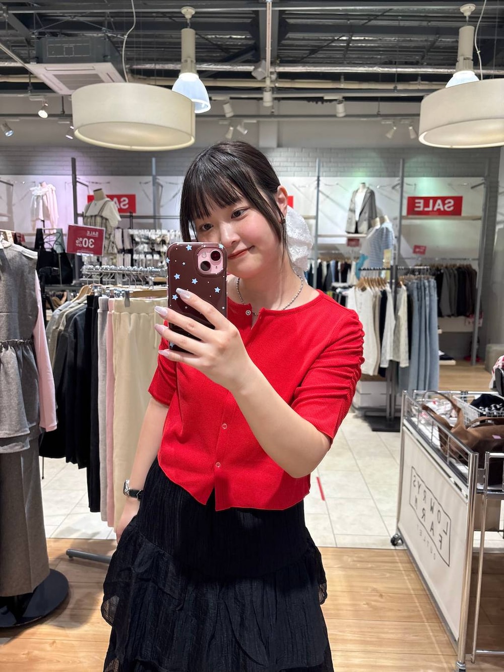 ブラウン系のローファー、レッド系のTシャツ/カットソー、ブラック系のスカートを着用したレディースの春コーディネートの2枚目の写真