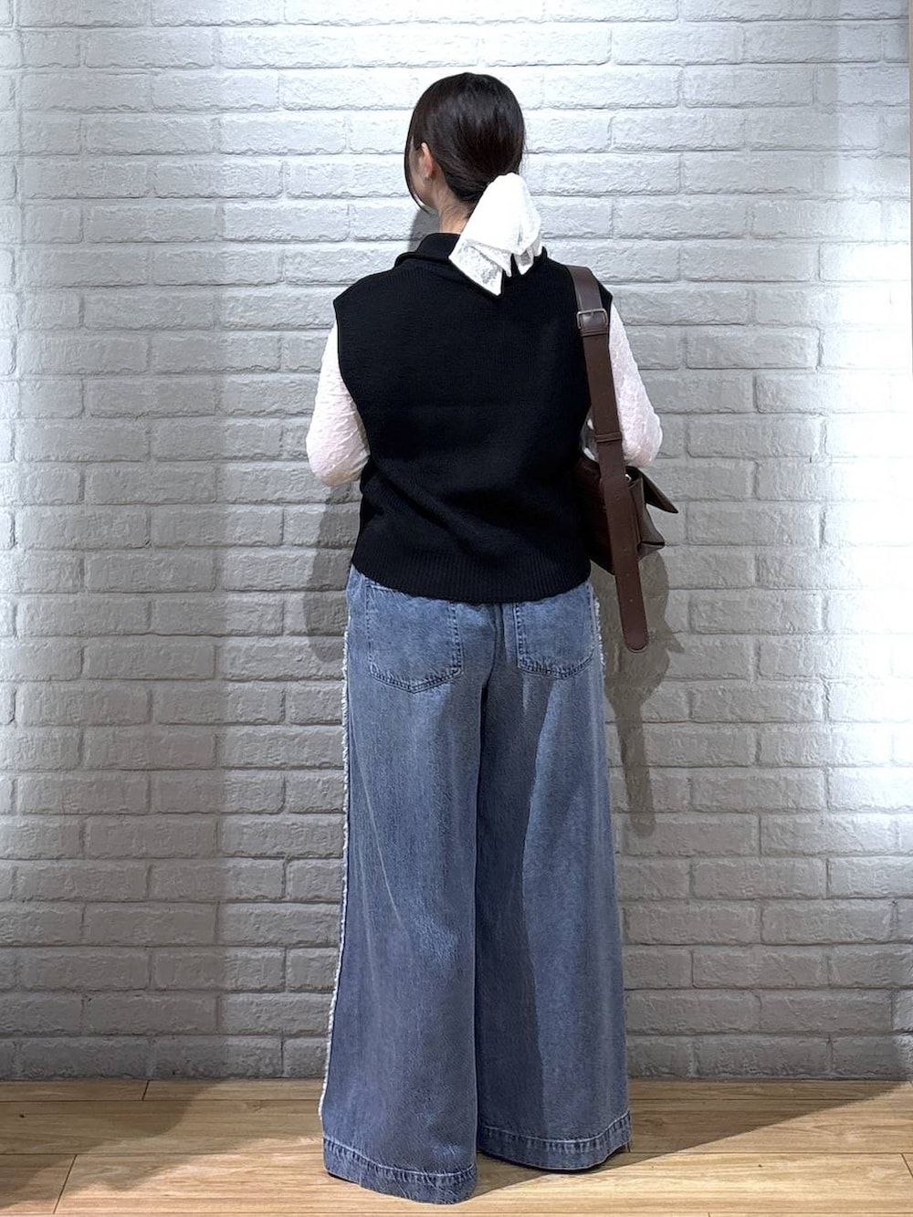 ブラウン系のバレエシューズ、ホワイト系のTシャツ/カットソー、ブラック系のベストを着用したレディースの秋コーディネートの3枚目の写真