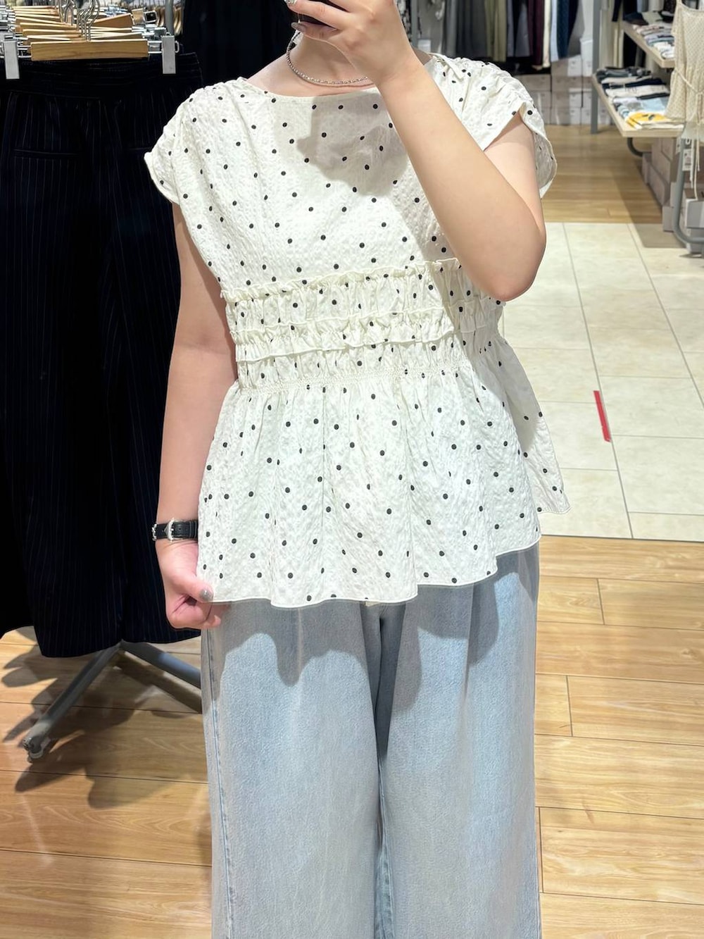 ブルー系のデニムパンツ、ブラック系のサンダル、その他のシャツ/ブラウスを着用したレディースの夏コーディネートの2枚目の写真