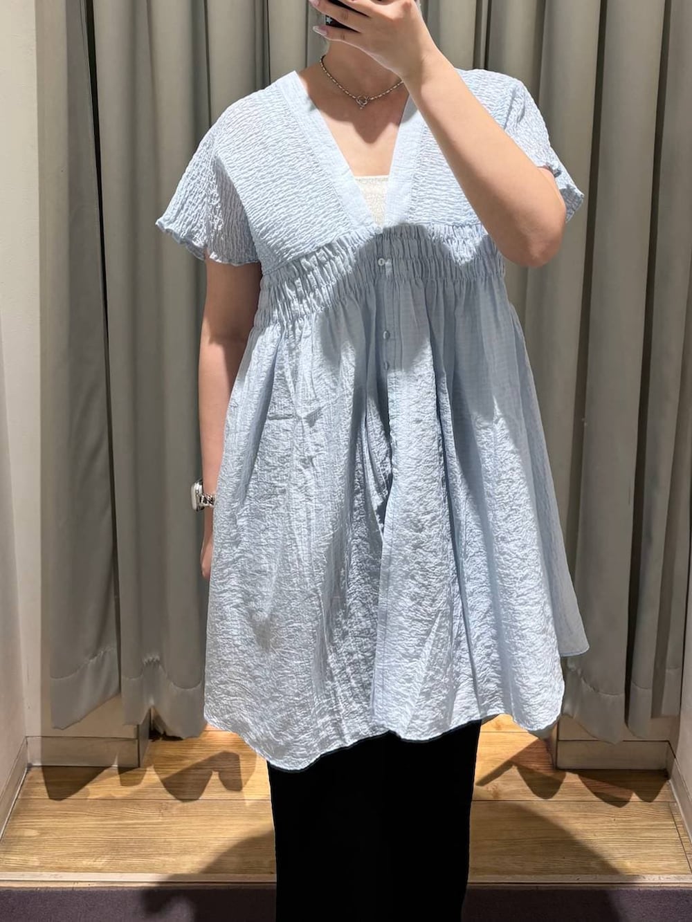 シルバー系のタンクトップ、ブルー系のシャツ/ブラウス、ブラック系のその他パンツを着用したレディースの春コーディネートの2枚目の写真