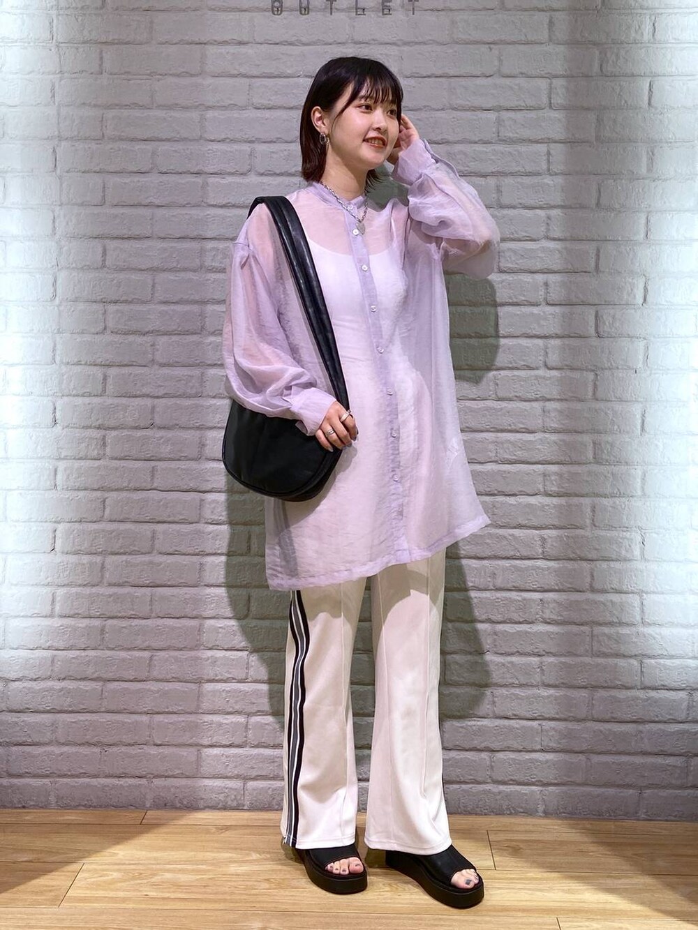 ブラック系のサンダル、パープル系のシャツ/ブラウス、ホワイト系のその他パンツを着用したレディースの秋コーディネートの2枚目の写真