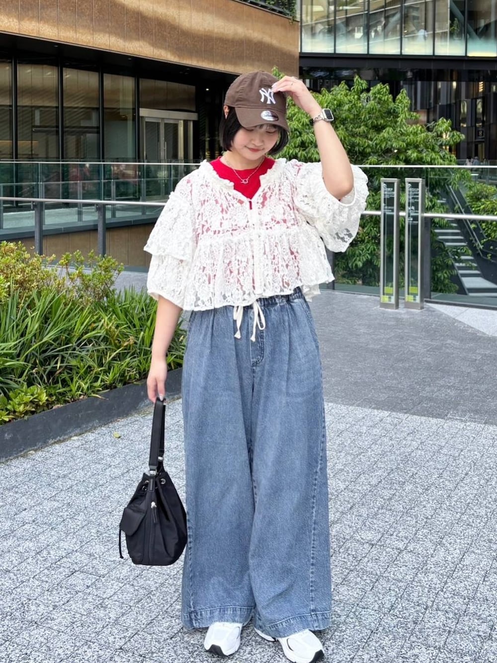 ブルー系のデニムパンツ、ホワイト系のシャツ/ブラウスを着用したレディースの春コーディネートの3枚目の写真