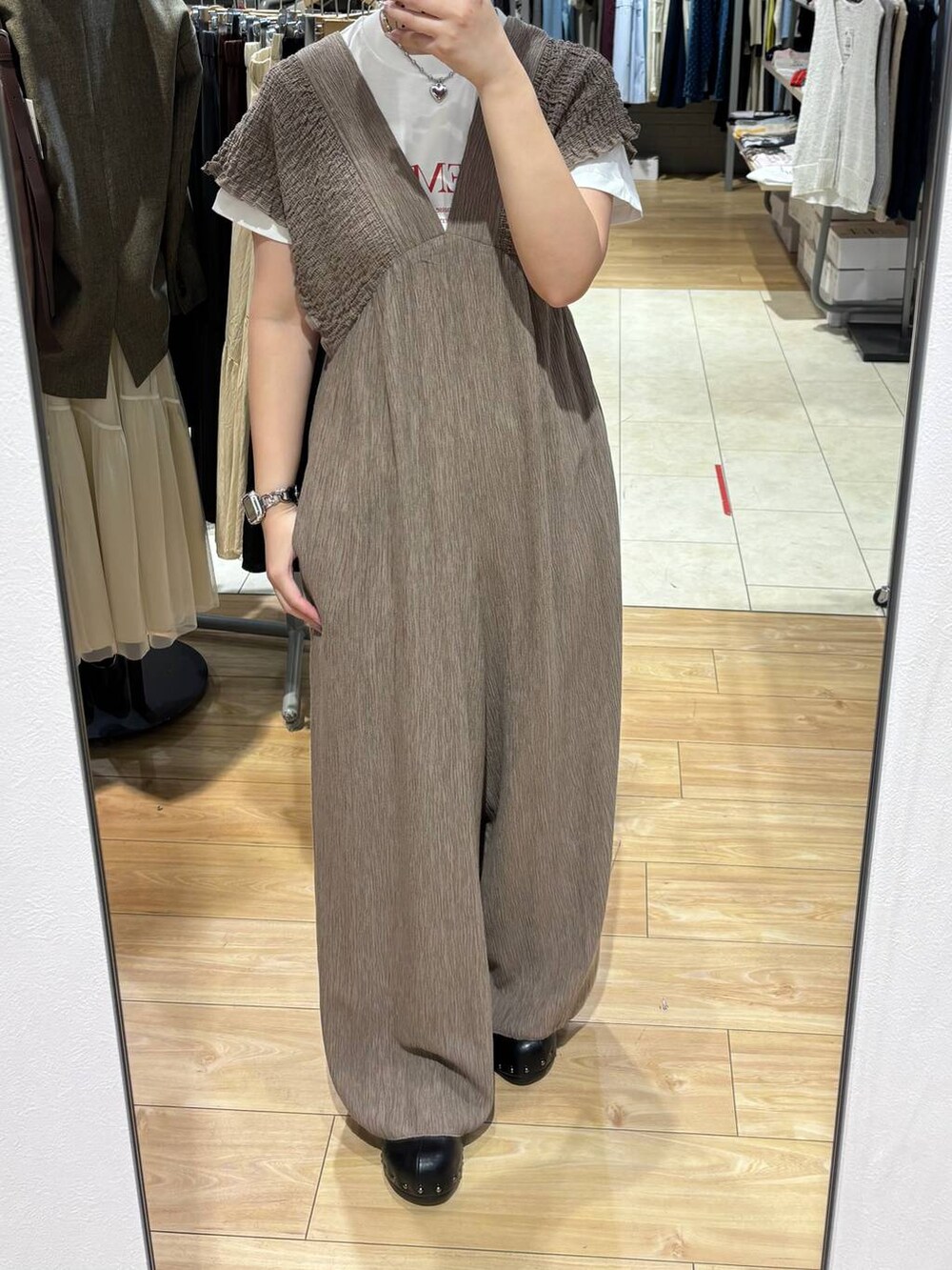 ベージュ系のサロペット/オーバーオール、ブラック系のサンダル、ホワイト系のTシャツ/カットソーを着用したレディースの春コーディネートの3枚目の写真