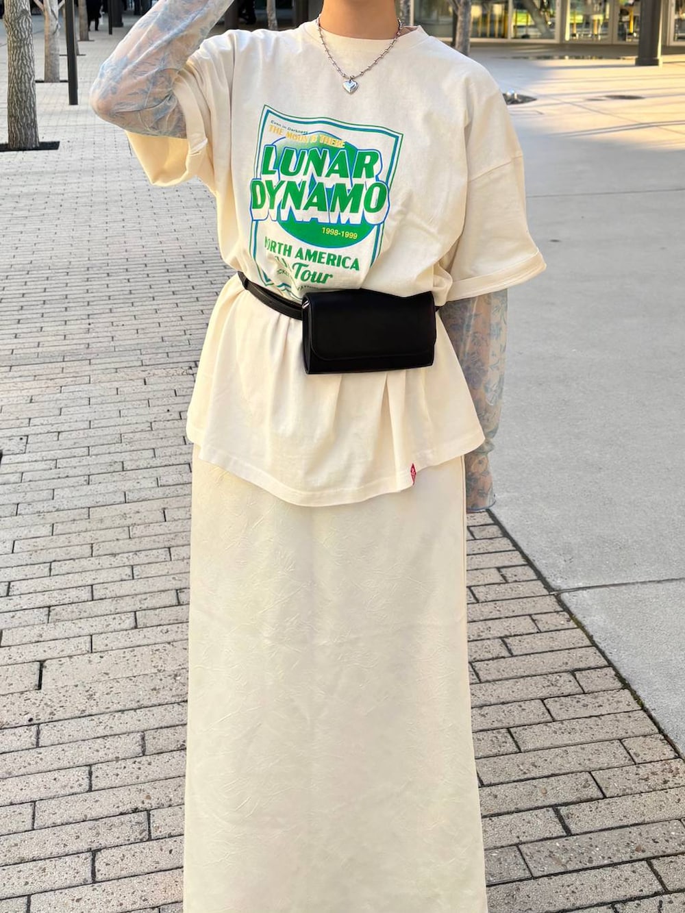 ホワイト系のスカートを着用したレディースの春コーディネートの4枚目の写真