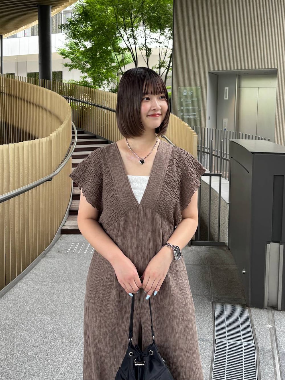 ベージュ系のサロペット/オーバーオールを着用したレディースの夏コーディネートの3枚目の写真
