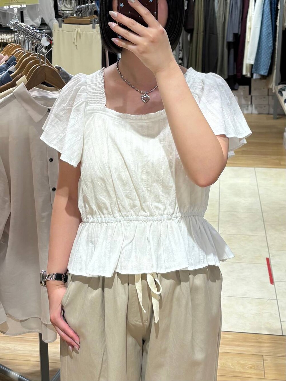 ベージュ系のデニムパンツ、ブラック系のパンプス、ホワイト系のシャツ/ブラウスを着用したレディースの春コーディネートの2枚目の写真