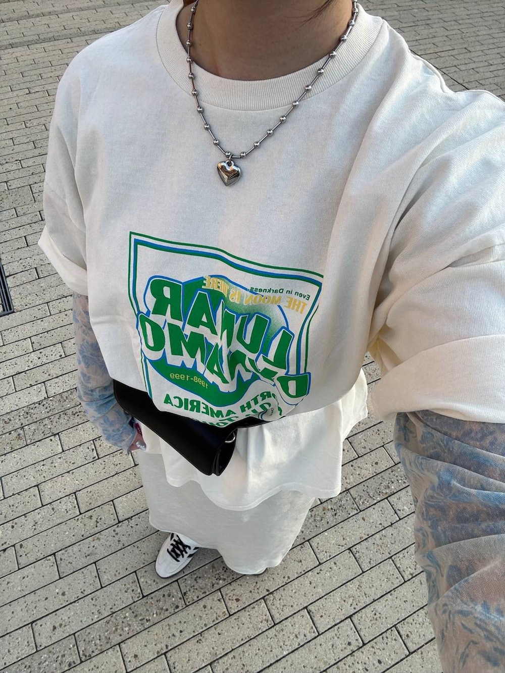 ホワイト系のスカートを着用したレディースの春コーディネートの3枚目の写真