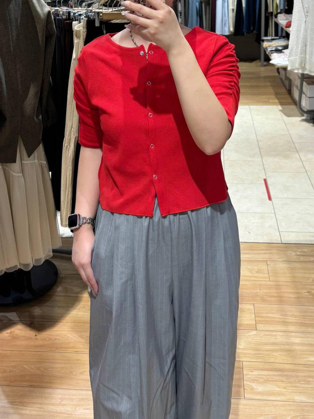 グレー系のその他パンツ、ブラック系のローファー、レッド系のTシャツ/カットソーを着用したレディースの春コーディネートの2枚目の写真